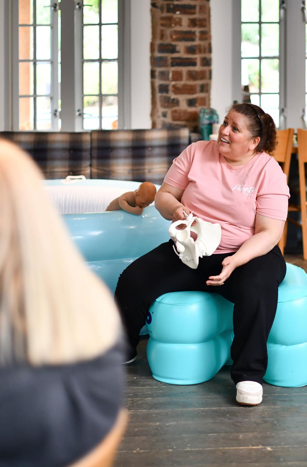 Pregnant woman writing about baby courses