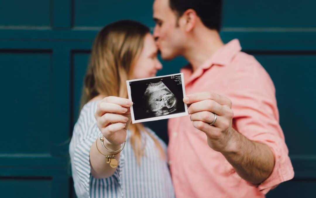 couple with ultrasound scan during pregnancy - antenatal classes Brighton